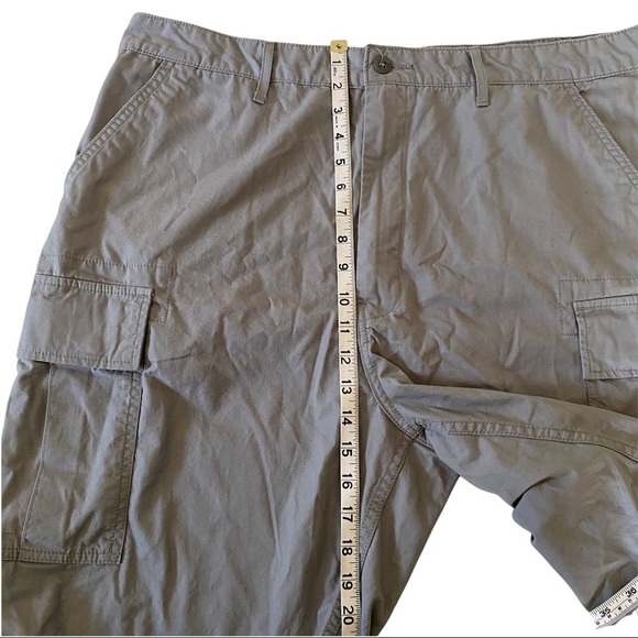 Levis Cargo Mens Grey 6-Pocketed Shorts Size 40 8”Inseam Bermuda Length EUC - Picture 3 of 8